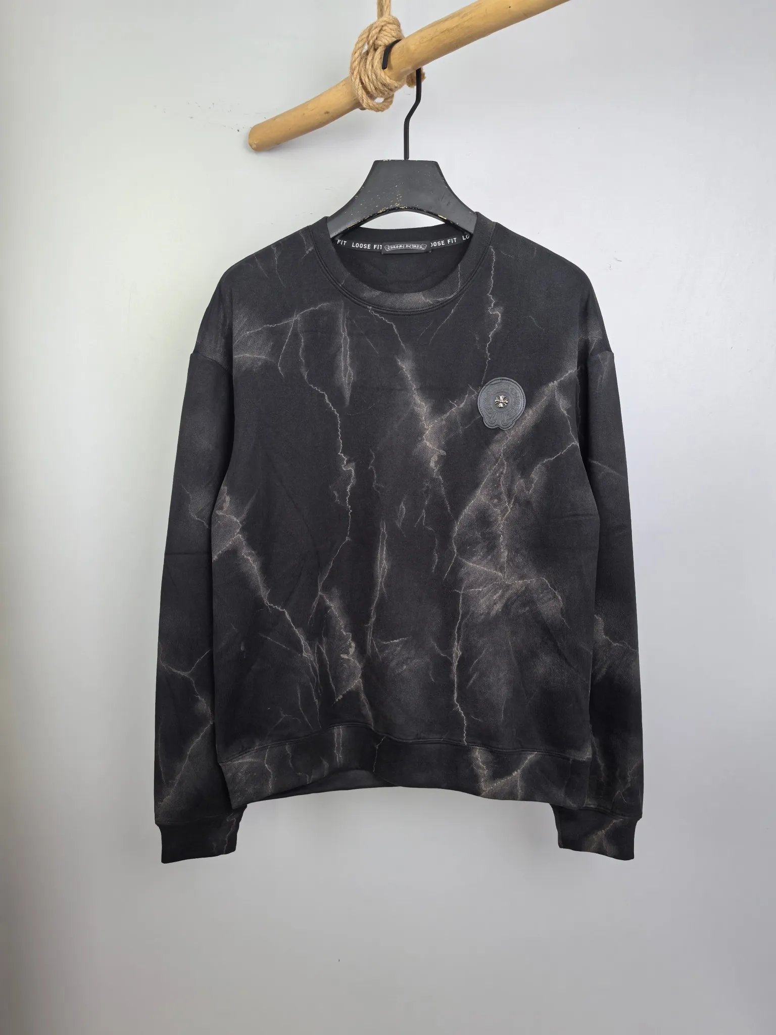 P420 Chrome Hearts 2025 Autumn and Winter New Design Sweatshirt Official website synchronized! This T-shirt combines minimalist design with exquisite details. The oversize trim is reminiscent of Tyrolean dress details, summoning modern new ideas, creating a different conceptual pattern, and injecting rich connotation into the traditional cotton T-shirt. The LOGO on the front graphic webbing is unique and makes the brand more distinguished. It highlights the style of a big brand, sets off the minimalist design style, and reveals the elegance at a glance! As a brand that pursues design and tailoring techniques, the materials used will never disappoint! The body of this shirt is made of Solona cotton blended 400g fabric, which is noble and exquisite. The cotton surface is full, soft and skin-friendly. In short, such a classic style is a must-have for autumn and winter! M-3XL